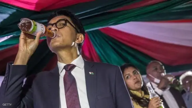 من عشبة “الشيح”.. رئيس مدغشقر يعلن التوصل لعلاج ناجع لكورونا