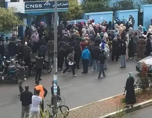 رغم التحذيرات .. تجمهر العشرات أمام وكالة للضمان الاجتماعي بالبيضاء