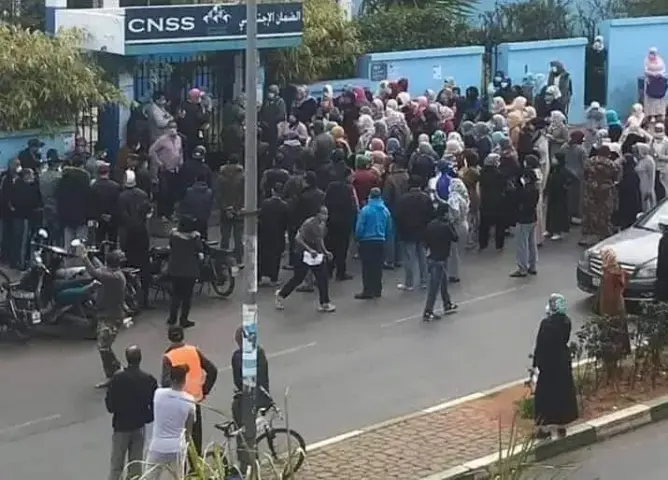 رغم التحذيرات .. تجمهر العشرات أمام وكالة للضمان الاجتماعي بالبيضاء