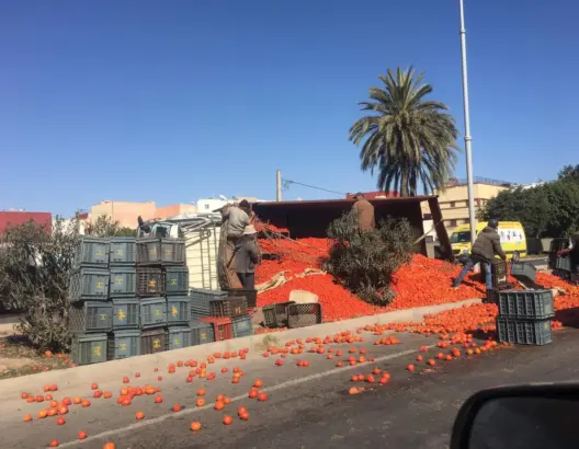 انقلاب شاحنة كبيرة محملة بالطماطم بين أيت ملول وأكادير