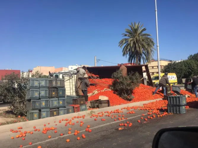 انقلاب شاحنة كبيرة محملة بالطماطم بين أيت ملول وأكادير