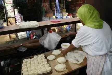 نساء طالتهن الجائحة في رمضان.. بائعات المسمن والبغرير يشتكين الكساد