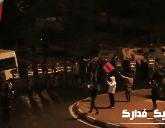 في ليلة ماطرة.. ساكنة مراكش تحيي السلطات بأداء النشيد الوطني (فيديو)
