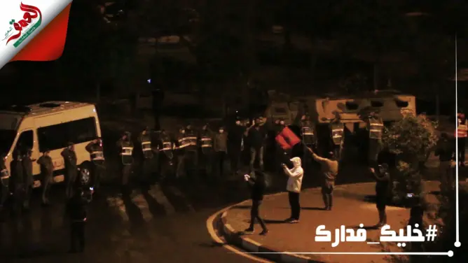 في ليلة ماطرة.. ساكنة مراكش تحيي السلطات بأداء النشيد الوطني (فيديو)