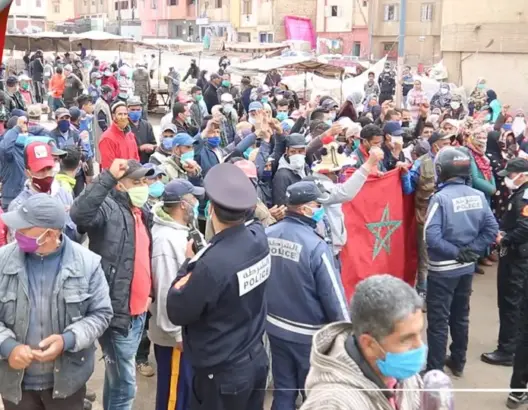 عشرات الباعة يحتشدون في وقفة احتجاجية بالبيضاء رفضا لقرار منع البيع بعد الزوال (فيديو)