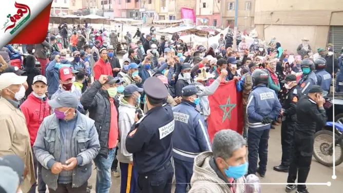 عشرات الباعة يحتشدون في وقفة احتجاجية بالبيضاء رفضا لقرار منع البيع بعد الزوال (فيديو)