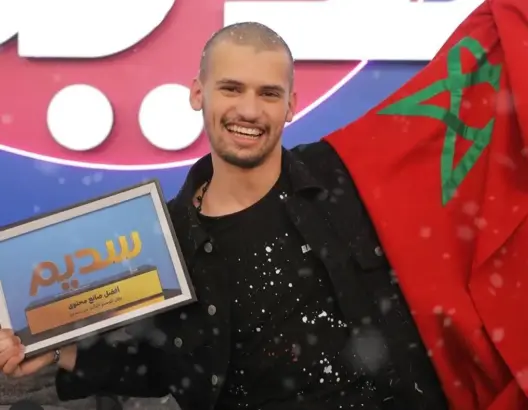 عادل تاويل .. شاب مغربي يُتوج بلقب أفضل صانع محتوى في العالم العربي (فيديو)
