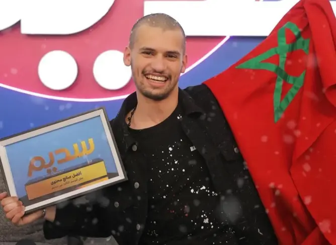 عادل تاويل .. شاب مغربي يُتوج بلقب أفضل صانع محتوى في العالم العربي (فيديو)