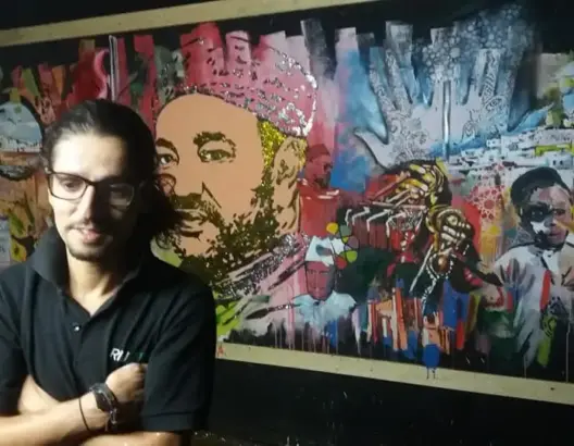 الموت يخطف التشكيلي بنسيعمر صاحب بورطري “الملك في 5 دقائق”