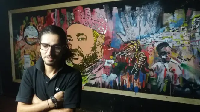 الموت يخطف التشكيلي بنسيعمر صاحب بورطري “الملك في 5 دقائق”