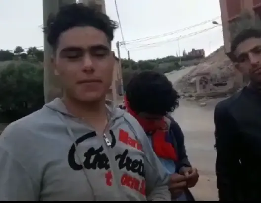 وصلوا مشيا على الأقدام.. مطالب بحماية أشخاص عالقين بدمنات (فيديو)