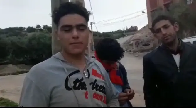 وصلوا مشيا على الأقدام.. مطالب بحماية أشخاص عالقين بدمنات (فيديو)
