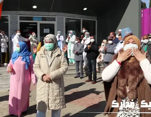 تغلبوا على فيروس “كورونا”.. 11 مغربيا يودعون المستشفى بمكناس (فيديو)