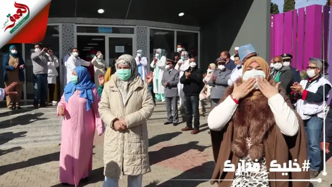تغلبوا على فيروس “كورونا”.. 11 مغربيا يودعون المستشفى بمكناس (فيديو)