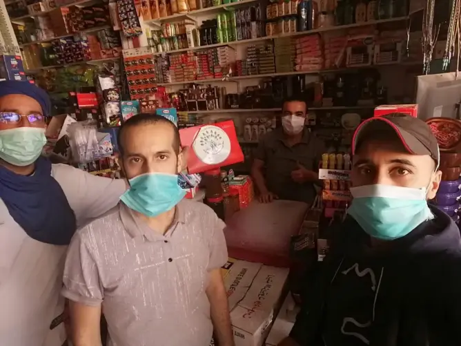 بسبب الكمامة.. بقال يقاضي زبونا بأكادير بدعوى التشهير به في “فيسبوك”