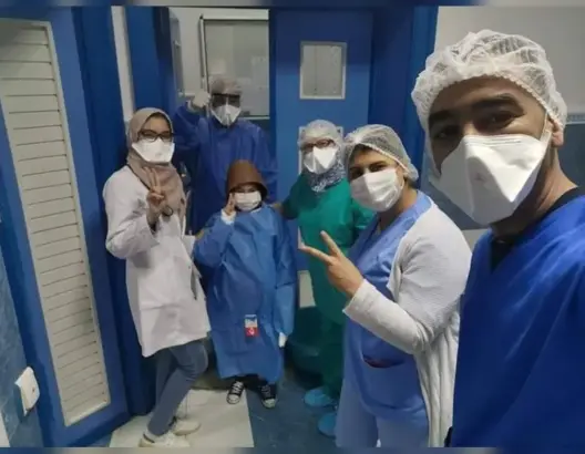 أصغر مصاب بـ”كورونا” في جهة الشمال يغادر المستشفى بعد تعافيه من كورونا