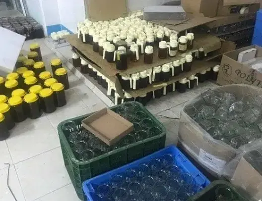 الأمن يداهم منزلا بالفنيدق يُستعمل كمصنع سري لإنتاج العسل “المزور” (فيديو)
