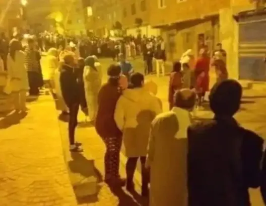 تسببت في خروج العشرات ليلا.. توزيع مساعدات يجر انتقادات على سلطات الفنيدق (فيديو)