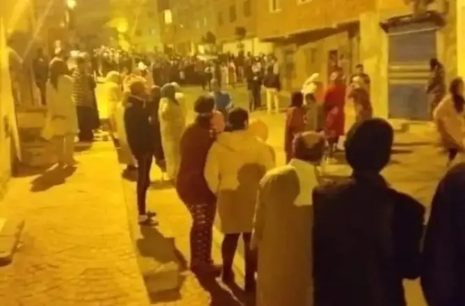 تسببت في خروج العشرات ليلا.. توزيع مساعدات يجر انتقادات على سلطات الفنيدق (فيديو)
