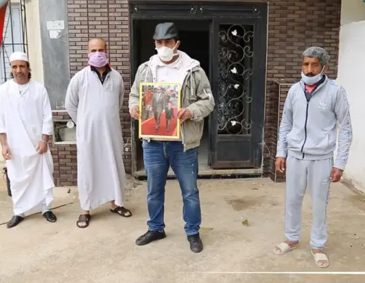 مختل عقليا يؤرق سكان عمارة بالبيضاء ومطالب بتدخل السلطات (فيديو)