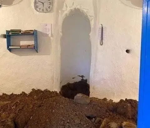 مجهولون يدنسون مسجدا ويخربون محرابه بحثا عن الكنوز ضواحي العرائش (صور)