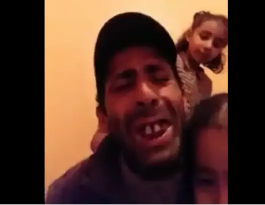 بالدموع.. بحار بطانطان يشتكي هدم كوخه وتشريد أسرته في عز أزمة كورونا (فيديو)