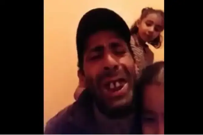 بالدموع.. بحار بطانطان يشتكي هدم كوخه وتشريد أسرته في عز أزمة كورونا (فيديو)