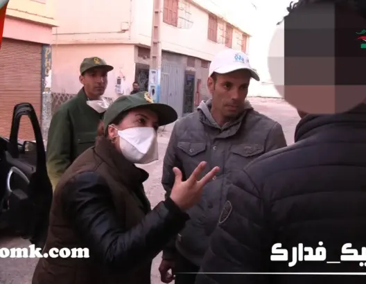شاهد كيف تعاملت “القايدة فاطمة” مع قاصر غاضب على والديه (فيديو)