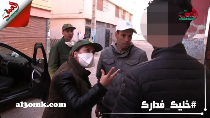 شاهد كيف تعاملت “القايدة فاطمة” مع قاصر غاضب على والديه (فيديو)