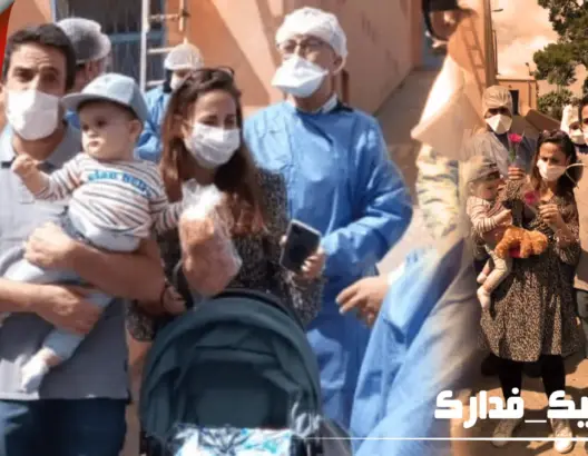 بالورود.. استقبال بهيج لشفاء أول أسرة أصيبت بـ”كورونا” في مراكش (فيديو)