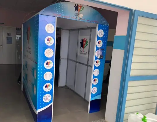 شبان بالحسيمة يبتكرون ممر تعقيم إلكتروني ويثبتونه بمستشفى إمزورن (صور)