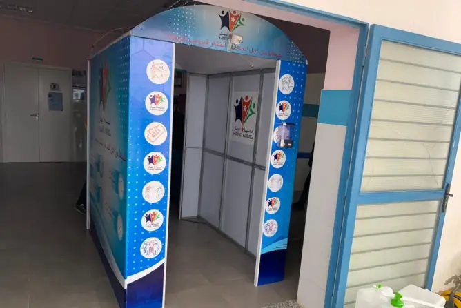 شبان بالحسيمة يبتكرون ممر تعقيم إلكتروني ويثبتونه بمستشفى إمزورن (صور)