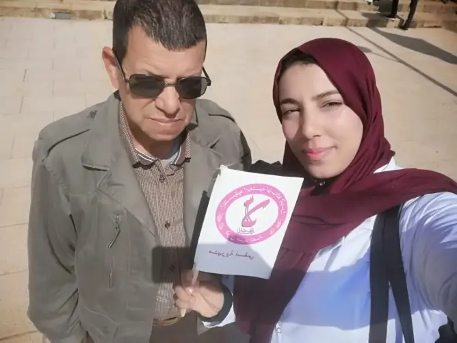 المتعاقدون يحيون ذكرى وفاة حجيلي.. وابنته لـ”العمق”: مازلنا ننتظر نتائج التحقيق