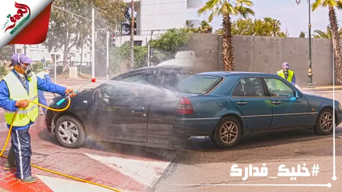 هكذا يتم تعقيم السيارات والشوارع بمدينة الرباط (فيديو)