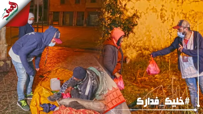بعد البيضاء.. مبادرة “أيادي الخير” توزع وجبات غذائية وملابس على متشردين بسلا