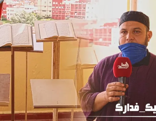 شاب يصنع رافعات للمصحف بمتلاشيات الخشب ويوزعها بالمجان