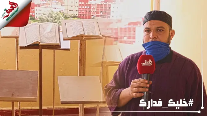 شاب يصنع رافعات للمصحف بمتلاشيات الخشب ويوزعها بالمجان