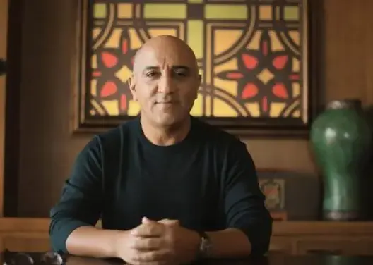ناقد: “طوندونس” صدم الجمهور لأنه عكس وجهه في المرآة.. والفد فنان ذكي
