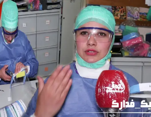 ممرضة بالحاجب تصنع أقنعة وقائية من فيروس “كورونا” (فيديو)