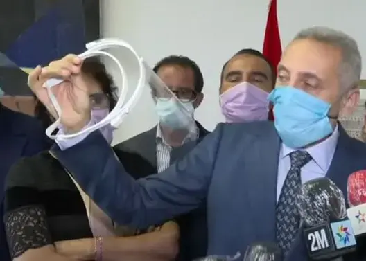 بعد الكمامات.. العلمي يكشف عن أقنعة واقية مغربية الصنع تدوم شهرا (فيديو)