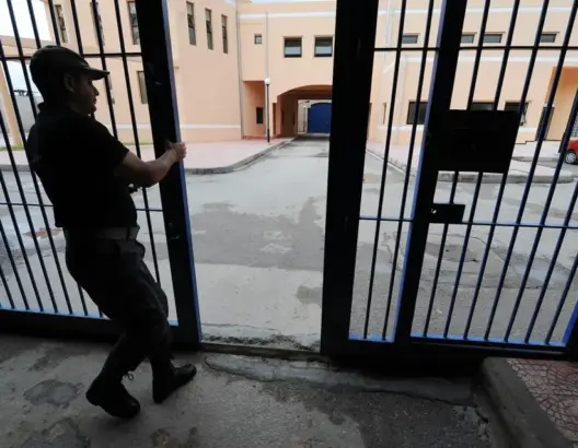 الجزائر تستعين بالسجناء لصناعة الأقنعة ومواد التطهير