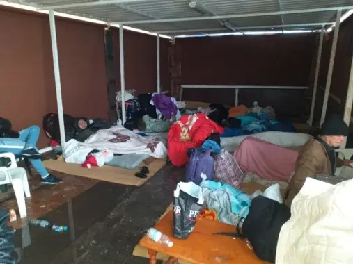 لجنة تطالب الحكومة بـ”خطة عاجلة” لإجلاء العالقين المغاربة