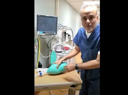 سعود.. طبيب يبتكر جهاز تنفس يستعمله 7 مرضى في نفس الوقت (فيديو)