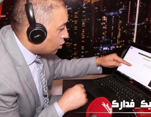 من منزله بالحاجب.. أستاذ يدرس التلاميذ عن بعد بطريقة فريدة (فيديو)