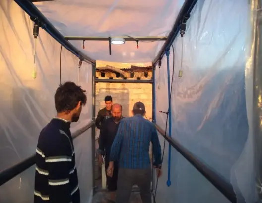 بإمكانيات بسيطة.. شباب قرية بأزيلال يصنعون ممرا آليا للتعقيم (فيديو)
