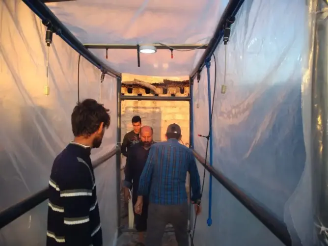 بإمكانيات بسيطة.. شباب قرية بأزيلال يصنعون ممرا آليا للتعقيم (فيديو)