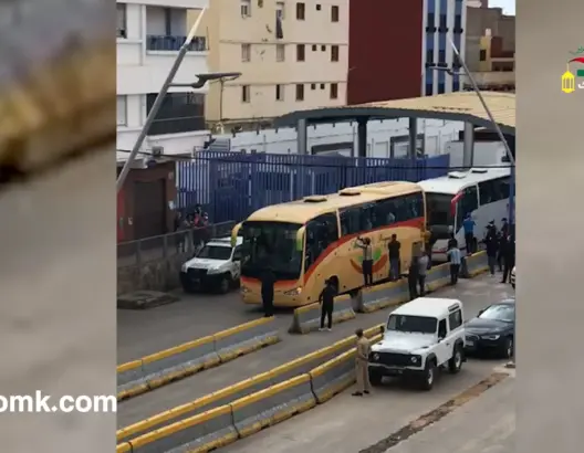 من زاوية أخرى.. لحظة دخول أول حافلة من معبر مليلية نحو الناظور (فيديو)