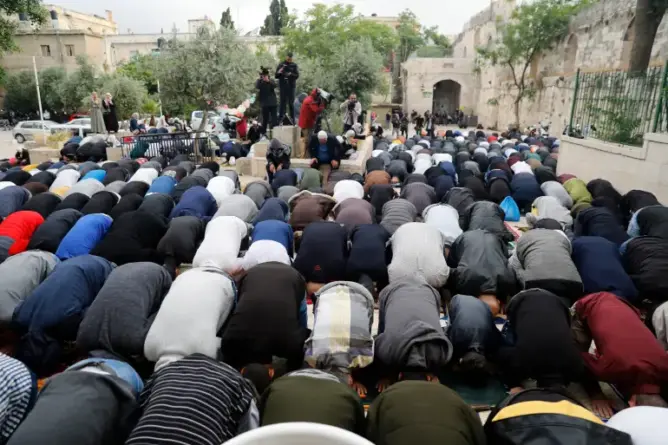 أثناء صلاة العيد بالأقصى.. قوات الاحتلال تعتدي على المصلين