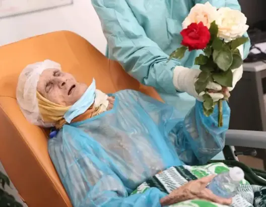 تبلغ من العمر 110 سنوات.. معمرة تنتصر على “كورونا” بفاس (صور)