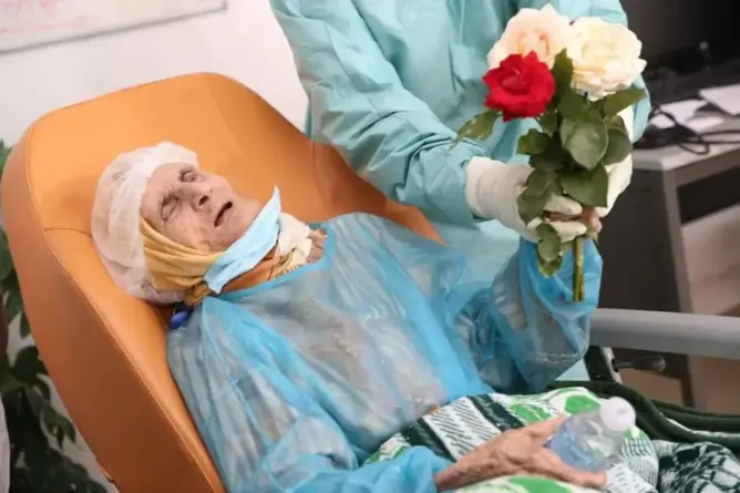 تبلغ من العمر 110 سنوات.. معمرة تنتصر على “كورونا” بفاس (صور)